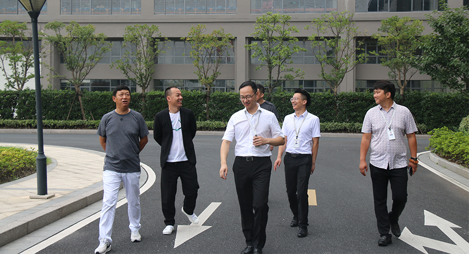 豪邦地产舒董、长春雅嘉橱柜王董一行莅临考察天辰平台电器